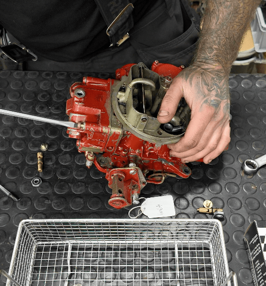 Demontering av förgasare inför renovering hos Meksta