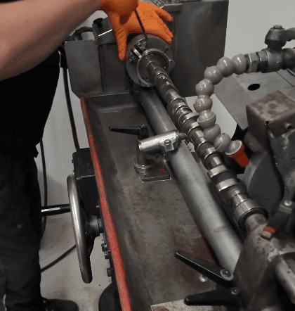 Kamaxelslipning på prestandamotorer i kamaxelslip